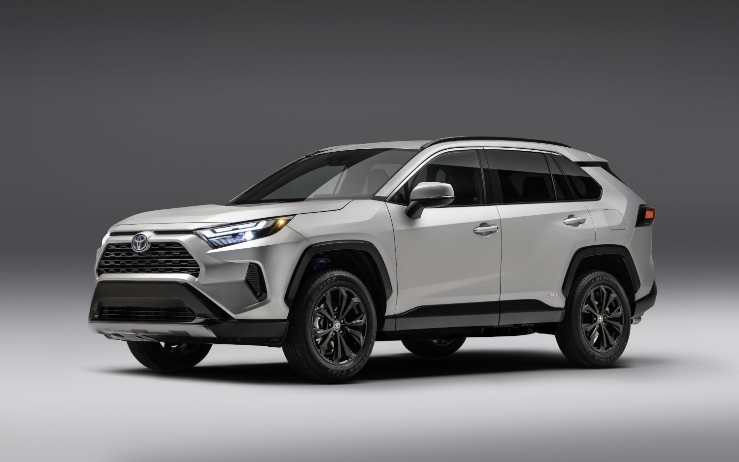 Comparison Toyota RAV4 SE Hybrid 2022 vs Mitsubishi Outlander